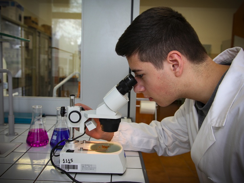 foto 5.FAbio Oliva in laboratorio durante l'analisi dei campioni di terra prelevati.